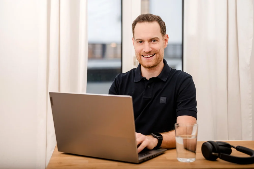 Markus Schick, Webdesigner aus Wien, arbeitet am Laptop